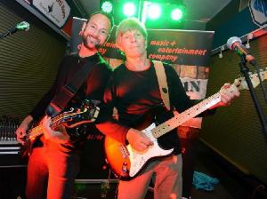 Mitreißende Live-Musik mit dem Duo Captain Morgan